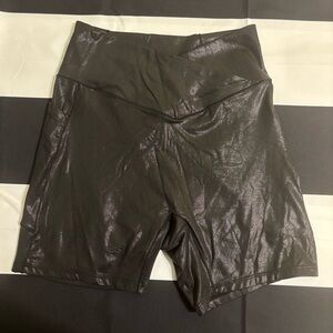 BNWT Halara Cloudful Shine Fabric Crossover High Waist Pocket Biker Shorts Black